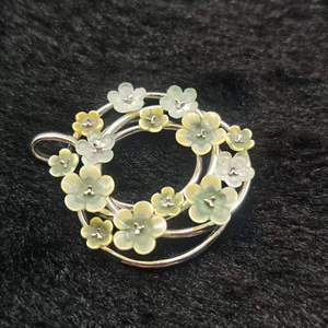 Colgante de flor artesanal con aventurina verde y nácar dorado - Product Image 3