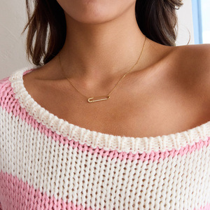 Collier ras du <span class=keywords><strong>cou</strong></span> tendance en acier inoxydable plaqué or 18 carats avec pendentif épingle <span class=keywords><strong>de</strong></span> sûreté, breloques croix, fermoir mousqueton et pavé <span class=keywords><strong>de</strong></span> zircones cubiques pour <span class=keywords><strong>femme</strong></span> - Product Image 4