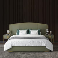 Ensemble de chambre à coucher avec lit double en cuir véritable capitonné, design italien moderne et luxueux, cadre en bois de pin