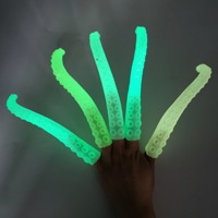 En stock Jouets pour chats pas chers en plastique TPR Tentacules de pieuvre lumineux Marionnette à doigt Pieuvre Marionnette à doigt Jouets pour enfants