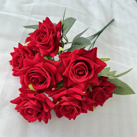 FL-912 Vente chaude Bouquet de fleurs de roses rouges en velours à 7 têtes pour mariage Pâques Retour à l'école Décoration de fête à domicile Événement