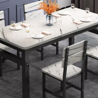 Combinaison table et chaises de salle à manger moderne et minimaliste avec motif marbré pour 4 à 6 personnes au restaurant