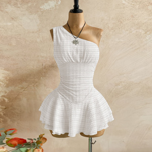 Minivestido a cuadros de un solo hombro para mujer, casual, de verano, ajustado, blanco, con dobladillo fruncido, sin mangas - Product Image 5