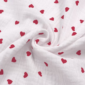 Tissu en mousseline <span class=keywords><strong>de</strong></span> <span class=keywords><strong>gaze</strong></span> à double couche 100% <span class=keywords><strong>coton</strong></span> à motif <span class=keywords><strong>de</strong></span> cœur imprimé numériquement sur mesure, faible MOQ, pour vêtements <span class=keywords><strong>de</strong></span> bébé - Product Image 2