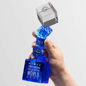 Trophée de glaçure en cristal haut de gamme en forme de cube créatif personnalisé gravé Trophée de remise de médailles de cristal de glaçure bleu vert - Product Image 4