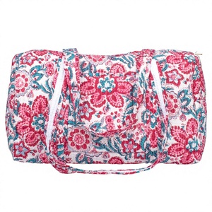 Sac de voyage matelassé en coton à imprimé floral rose et bleu, sac à bandoulière léger pour le week-end, élégant et réutilisable pour femme - Product Image 1