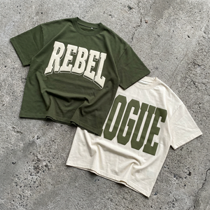 Herren Oversized Strick-T-Shirt im Boxy-Schnitt „Rebel Rogue“ mit auffälligem Schriftzug, überschnittener Schulter und Anti-Pilling-Effekt, 250g - Product Image 1