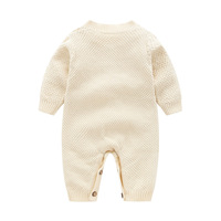 Grenouillère pour bébé Offre Spéciale vente en gros Grenouillère de couleur unie tricotée sur le devant Chapeaux boules de poils Barboteuse pour bébé en fil de coton