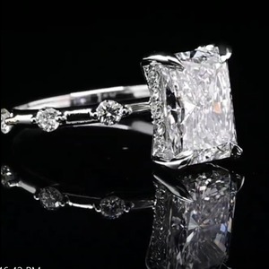 Anillo de Compromiso de Lujo en Oro Blanco de 14K con Diamante Natural de Corte Radiante, Piedras Laterales de Diamante Blanco Color D, Diamantes Rellenos para Mujer - Product Image 5