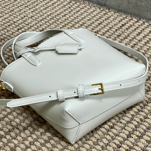 Luxurious <b>shoulder</b> bag with exquisite craftsmanship, showcasing feminine charm - Product Image 4