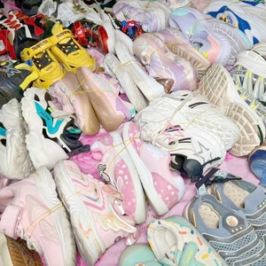 S08 Chaussures en ballots d'enfants d'occasion en gros Lot de sandales d'été abordables Chaussures d'occasion Chaussures de marque de différentes tailles Chaussures d'occasion - Product Image 4