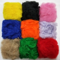 Fibre de polyester recyclée 6D 64 mm en vrac, 100 % recyclable, ignifuge, teinte, matière première unie pour fil, feutre et tapis