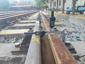 เครื่องวัดการสึกหรอของรางแบบดิจิตอลชนิดเลื่อนได้ สำหรับวัดการสึกหรอของรางและค่าการสึกหรอด้านข้างของรางปีก - Product Image 5
