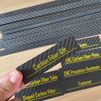 Étiquette de coupe précise en fibre de carbone CNC avec logo fraisé jaune