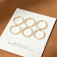 Damen Elastischer Ring mit Kleinen Reisperlen Natürliche Weiße Süßwasserperlen Kupfer-Vergoldete Zwischenperlen Trendiges Exquisites Schmuckstück für den Alltag