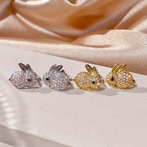 Orecchini a perno realistici a forma di coniglio da donna, design simpatico animale, accessori per l'orecchio per uso quotidiano - Product Image 3
