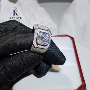 Горячая распродажа: кольцо с крупным квадратным камнем из стерлингового серебра 925 пробы с муассанитом, закрепленным на крапанах – стилизованный под хип-хоп, уличный блеск, сертификат GRA - Product Image 4