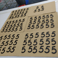 Signalétique d'hôtel personnalisée : Chiffres en aluminium massif peints avec précision et soin artisanal