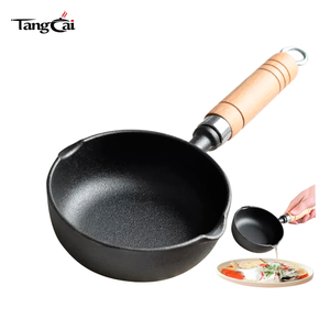 Petite marmite en fonte de 0,6 litre non revêtue  <span class=keywords><strong>Mini</strong></span>-casserole avec manche en bois pour chauffer l'huile, le lait, faire frire des œufs sur plusieurs surfaces  Types de poêles - Product Image 1