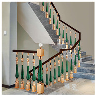 Planche de pierres précieuses, design d'intérieur de luxe, villa à Dubaï, main courante d'escalier en pierre de malachite, pilier