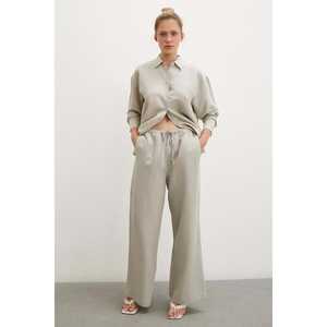 เสื้อเชิ้ตป๊อปลินโอเวอร์ไซส์สไตล์มินิมอลสำหรับผู้หญิง มีกระเป๋า สีกากี ติดกระดุม สไตล์ลำลอง - Product Image 1