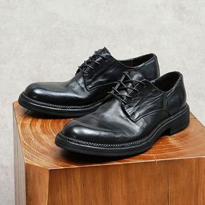 Elegantes Zapatos de Vestir Clásicos de Cuero para Hombre, Pulidos a Mano, Color Marrón, con una Audaz Cadena de Metal Negra - Product Image 3