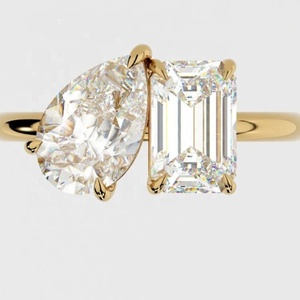 Bague Toi et Moi en or blanc, rose et jaune <span class=keywords><strong>4K</strong></span> avec <span class=keywords><strong>2</strong></span> diamants taille émeraude de <span class=keywords><strong>2</strong></span> carats chacun - Product Image 3