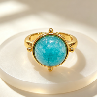Großhandel Maßgefertigter Vergoldeter Kupferlegierungsring mit Kunstharzstein, Runder Cabochon, Krappenfassung, Offener Verstellbarer Ring im Boho-Stil