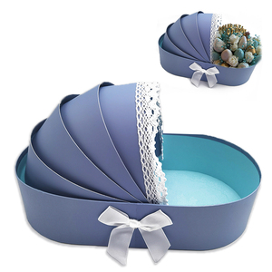 Panier en carton en forme de lit de bébé pour arrangement floral de fraises, idéal pour les cadeaux de baby shower - Product Image 4