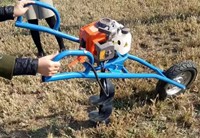 Tarière thermique manuelle à roues pour la plantation d'arbres et le forage du sol