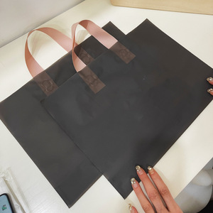 Bolsas <span class=keywords><strong>de</strong></span> Plástico para Compras con Asa, <span class=keywords><strong>Bolsa</strong></span> <span class=keywords><strong>de</strong></span> Mano Esmerilada Negra, Bolsas <span class=keywords><strong>de</strong></span> Mercancía para Boutiques, Bolsas <span class=keywords><strong>de</strong></span> Embalaje para Tiendas <span class=keywords><strong>de</strong></span> Ropa y Joyería - Product Image 4