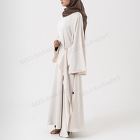 Abaya ouverte personnalisée blanc ivoire pour femme, robe longue musulmane drapée effet satiné, manches évasées, tenue modeste avec ceinture à boucle métallique