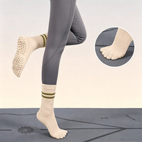 Chaussettes de yoga antidérapantes à cinq doigts rayées en gros avec logo personnalisé disponible