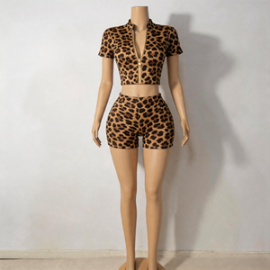 Ensemble deux pièces sportif pour femme, veste à col polo et short imprimé léopard, faible MOQ personnalisé, pour l'été et le quotidien - Product Image 4