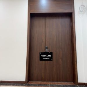 La stampa serigrafica personalizzata da 8*12 pollici non disturba l'indicatore della porta dell'ufficio di sessione, benvenuto per favore bussa alla placca - Product Image 6