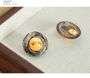 Boucles d'oreilles en résine multicolores pour femmes |   Acier inoxydable plaqué or 18K PVD |   Imperméable, hypoallergénique et résistant à la décoloration - Product Image 6