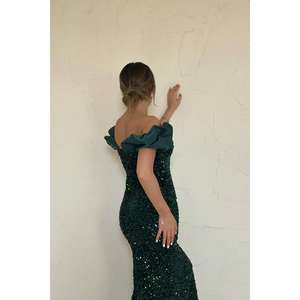 Robe de soirée fourreau émeraude à sequins, épaules dénudées, avec fente, taille naturelle, en satin - Product Image 2