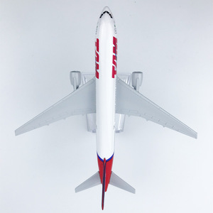 Modèle d'avion en métal moulé sous pression TAM Airlines Boeing 777-300ER à l'échelle 1/400 de 16 cm avec support - Product Image 4