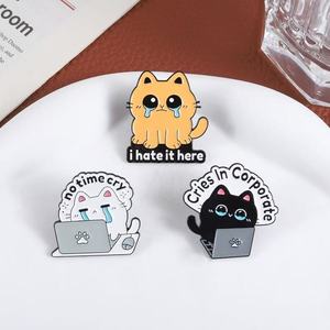 Spilla in Smalto Personalizzata Senza Ordine Minimo, Divertente con Citazione 'No Time Cry', Regalo Aziendale - Product Image 4