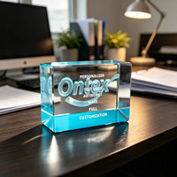 Plaque de récompense d'entreprise Neelpure 185079 en cristal rectangulaire avec base bleu cyan, texte et logo gravés au laser 3D personnalisés