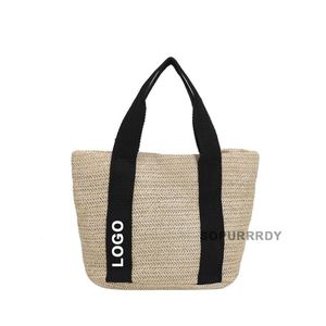 Sac fourre-tout en paille tricotée réutilisable avec logo personnalisé et fermeture à bouton, tendance pour l'été, la plage, les voyages et le shopping - Product Image 4