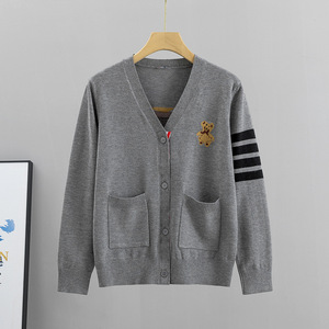 2025 collezione autunno inverno Casual stile College <span class=keywords><strong>Cardigan</strong></span> maglione orso <span class=keywords><strong>grigio</strong></span> da <span class=keywords><strong>donna</strong></span> a quattro strisce TB maglia corta - Product Image 6