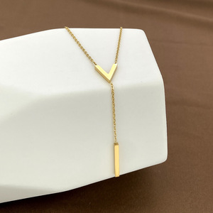 Nouveau <span class=keywords><strong>Collier</strong></span> Tendance en Acier Inoxydable Doré avec Pendentif Lettre Longue pour Femme – Vente en Gros - Product Image 5