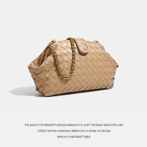 Sac à bandoulière personnalisé pour femme, sac coquille tissé à chaîne, grande capacité, sac nuage, sac à bandoulière unique et tendance - Product Image 1