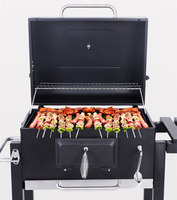 Grand barbecue barbecue au charbon de bois dans le jardin, fumoir, camping, cuisine en plein air, chariot de barbecue, chariot avec table d'appoint