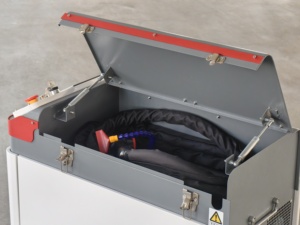Machine de nettoyage au laser pulsé 200W 300W 500W 1000W 2000W pour l'élimination de la peinture automobile, du graffiti, de la rouille, de l'huile et du bois - Product Image 4
