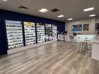 Aménagement moderne de magasin de téléphonie mobile, vitrine en verre et comptoir pour la conception intérieure d'un showroom électronique