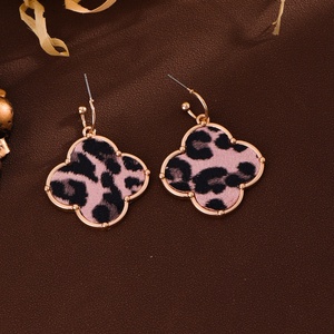 Pendientes Vintage de Concha de Abulón con Flores para Mujer, Pendientes Colgantes de Trébol con Incrustaciones de Cuero Estilo Boho, Joyería de Moda Estilo Western - Product Image 6