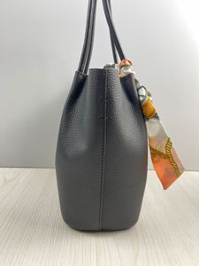Bolso de Mano y Bandolera de Cuero Negro, Venta Directa de Fábrica 2023 - Product Image 6