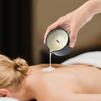 Vente en gros de bougies de massage parfumées de luxe personnalisées, à base de cire végétale, avec des pots à huile essentielle, un bec verseur et un couvercle